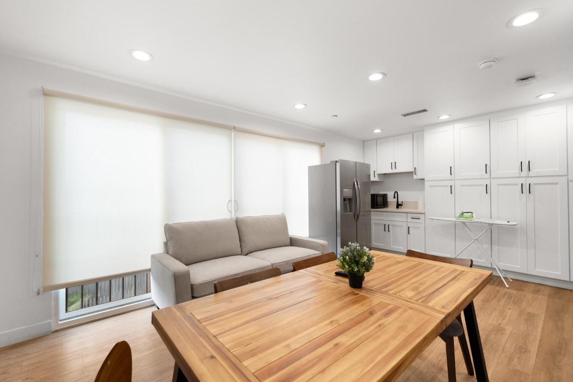 Modern Getaway In The Heart Of La Near Usc, Private Room With Share Living Room And Kitchen Los Angeles Exterior photo